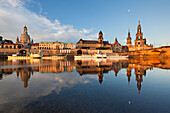 Morgenstimmung, Mond spiegelt sich in der Elbe, Frauenkirche, Ständehaus, Residenzschloss und Hofkirche, Dresden, Sachsen, Deutschland
