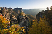 Blick zu den Gansfelsen an der Bastei, Nationalpark Sächsische Schweiz, Elbsandsteingebirge, Sachsen, Deutschland