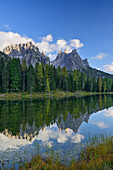 Cadinigruppe spiegelt sich in Bergsee, Lago d' Antorno, Misurina, Dolomiten, UNESCO Welterbe Dolomiten, Venezien, Venetien, Italien