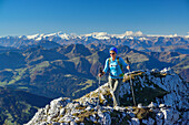 Frau wandert über Grat mit Großvenediger im Hintergrund, Nurracher Höhenweg, Ulrichshorn, Loferer Steinberge, Tirol, Österreich