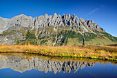 Mandlwand am Hochkönig spiegelt sich in Bergsee, Berchtesgadener Alpen, Salzburg, Österreich