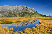 Mandlwand am Hochkönig spiegelt sich in Bergsee, Berchtesgadener Alpen, Salzburg, Österreich