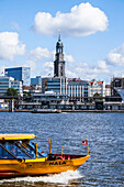 Blick über die Elbe auf St. Michaelis Kirche, Hamburg, Deutschland