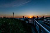 Personen betrachten Sonnenuntergang am Strand, Kampen, Sylt, Schleswig-Holstein, Deutschland