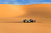 Jeeps in Sanddünen der libyschen Wüste, Erg Murzuk, Libyen, Sahara, Nordafrika