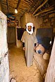 Beduine in einem Haus der Altstadt von Ghat, Libyen, Sahara, Nordafrika