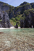 Tropischer Strand im Bacuit-Archipel vor El Nido, Insel Palawan im Südchinesischen Meer, Philippinen, Asien