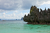 Bizarre Felsen im Bacuit-Archipel vor El Nido, Insel Palawan im Südchinesischen Meer, Philippinen, Asien