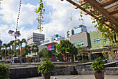 Bonifacio Global City, Einkaufsstrasse im neuen Finanz- und Geschaeftszentrum der Hauptstadtregion Metro Manila, Philippinen, Asien