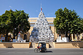Weihnachtsbaum vor dem Rathaus in der Altstadt von Vigan City, UNESCO-Weltkulturerbe, Provinz Ilocos Sur auf der Hauptinsel Luzon im Inselstaat der Philippinen, Asien