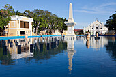 Obelisk vor der Kathedrale in der Altstadt von Vigan City, UNESCO-Weltkulturerbe, Provinz Ilocos Sur auf der Hauptinsel Luzon im Inselstaat der Philippinen, Asien