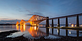 Forth Brücke im Abendlicht, Firth of Forth, Forth, Queensferry, Edinburgh Schottland, Vereinigtes Königreich