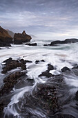 Raue Wellen, Küstenlandschaft, Brenton-on-Sea, Indischer Ozean, Knysna, Westkap, Südafrika