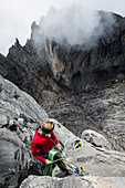 Christian und Nina Schlesener klettern die letzten 3 Seillängen von der neuen Kletterroute auf den Victoria Peak, Mount Kinabalu, Borneo, Malaysia