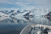 Bug von Expeditions-Kreuzfahrtschiff MS Hanseatic (Hapag-Lloyd Kreuzfahrten) während der Einfahrt nach Neko Harbour, Antarktis