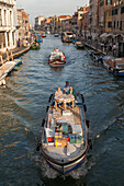 Transportkahn, Barke, Motorboote, auf dem Canale Cannaregio, Venedig, Italien