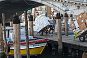 Transportkahn, Barke, Motorboote, Canal Grande an der Rialto-Brücke, Transport und Entladen, Venedig, Italien