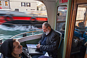 Öffentlicher Nahverkehr, Bus, Vaporetto auf Canal Grande, Berufsverkehr, Passagiere, Touristen, Venedig, Italien