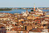 Blick über die Dächer von Venedig hinüber zur Insel San Giorgio Maggiore und Lido, Terracotta-Landschaft, Dachziegel, Venedig, Italien