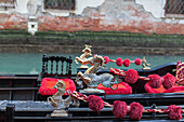 Seepferd aus Bronze als Dekoration der Gondel, rote Plüschbälle und Bronzeseepferd, Kanal, Gondel, Venedig, Italien