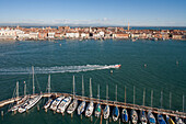 Blick vom Campanile der Basilika San Giorgio Maggiore über kleinen Jachthafen der Insel, Lagune von Venedig, Italien
