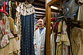 Kostümschneider in seinem Atelier Pietro Longhi, Kostüme und Mode nach historischen Vorlagen, Karneval, Venedig, Italien