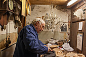 Holzschnitzer, Restauration von Möbeln und Schnitzen von Bilderrahmen, Venedig, Italien