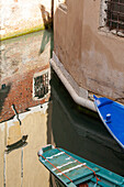 Kanalspiegelung und Gemäuer, Wasser, Holzboot, Venedig, Italien