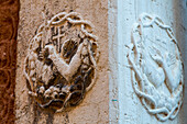 Steintafel Dornenkranz Christi, gekreuzten Arme des heiligen Franziskus, Symbol des Ordens der Franziskaner, Castello, Venedig, Italien