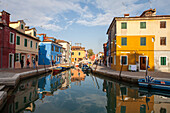 Kanal und Boote, Fischerinsel Burano, Lagune, bunter Fassaden, Spiegelung im Kanal, Venedig, Italien