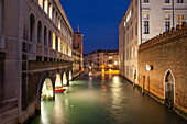 Nachtaufnahme Zentrale Feuerwache am Rio di Ca' Foscari, Löschboote, Venedig, Italien