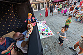 puppeteer, Massimo Tuia, street theatre, Campo  della Bragora, stage, audience, children, open air, Venice, Italy