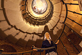 Schwester im Kloster des Ordens der Suore si San Francesco di Sales, Dorsoduro, Wendeltreppe mit Blick nach oben zur bemalten Kuppel des Treppenhauses, Venedig, Italien