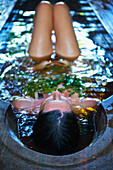 Eine Frau badet in einem Spa-Bad; Ulpotha, Embogama, Sri Lanka