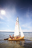 Kinder in einem Segelboot auf dem Starnberger See, Oberbayern, Bayern, Deutschland