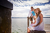 Familie auf einem Steg am Starnberger See, Oberbayern, Bayern, Deutschland