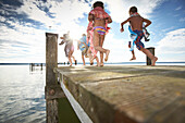 Kinder laufen über einen Steg, Starnberger See, Oberbayern, Bayern, Deutschland