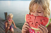 Mädchen isst ein Stück Melone, Starnberger See, Oberbayern, Bayern, Deutschland