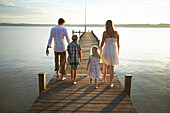 Familie auf einem Steg am Starnberger See, Oberbayern, Bayern, Deutschland