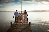 Familie auf einem Steg am Starnberger See, Oberbayern, Bayern, Deutschland