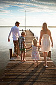 Familie auf einem Steg am Starnberger See, Oberbayern, Bayern, Deutschland