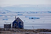 Hütte entlang der Küste bei Isortoq, Ostgrönland, Grönland