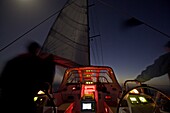 beleuchtete Instrumente auf einer Segelyacht bei Nacht, Segeln