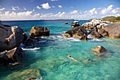 Frau beim Schnorcheln in der Felsformation The Baths auf Virgin Gorda, Britischen Jungferninseln, Karibik