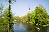 Kanufahren auf der Trave, Lübecker Dom, Lübeck, Schleswig-Holstein, Deutschland