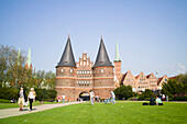 Holstentor mit Salzspeicher, Petrikirche und Marienkirche im Hintergrund, Lübeck, Schleswig-Holstein, Deutschland