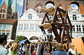Kinder in einem Holz-Riesenrad, Mittelaltermarkt auf dem Marktplatz, Hansetage 2014, Lübeck, Schleswig-Holstein, Deutschland