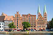 Blick über Trave auf Altstadt mit Marienkirche, Lübeck, Schleswig-Holstein, Deutschland