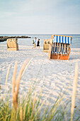 Paar geht am Strand spazieren, Schönberger Strand, Probstei, Schleswig-Holstein, Deutschland