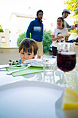 Junge sitzt an einem Tisch, Perols, Montpellier, Herault, Languedoc-Roussillon, Frankreich